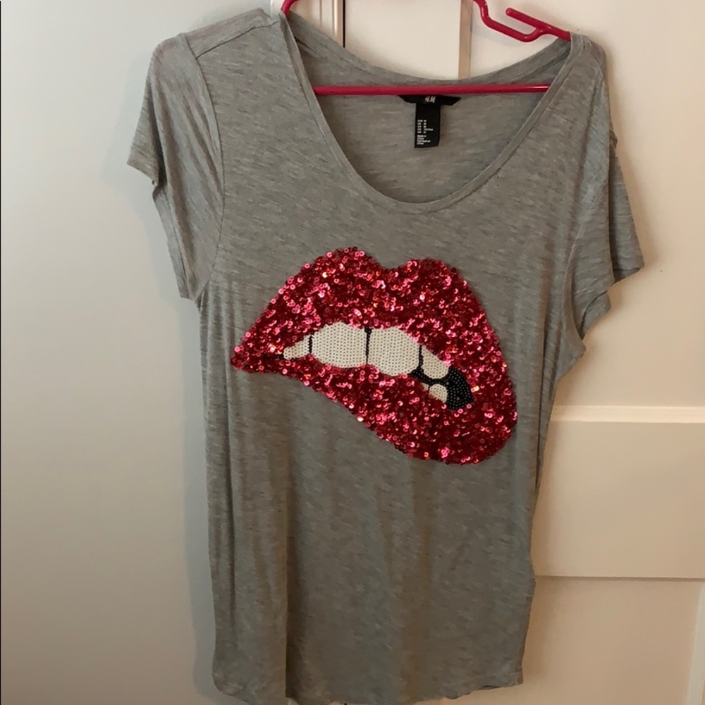 H&M grey T-shirt with sequin lips